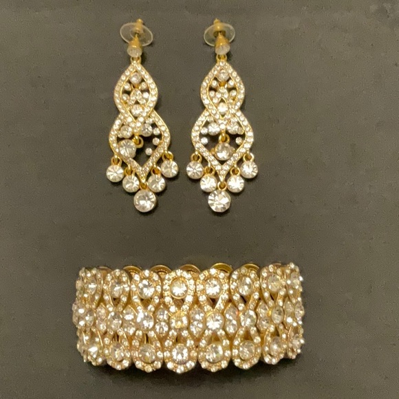 Beautiful matching earrings and bracelet set. - Picture 1 of 3